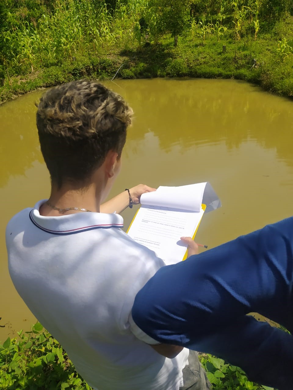 Estudiante de noveno semestre de la asignatura de Extensión y Desarrollo Rural III aplicando la encuesta a un productor del municipio del Socorro