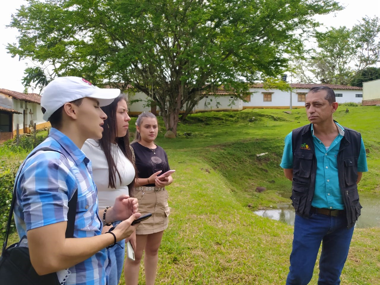 Grupo de estudiantes de noveno semestre realizando el simulacro de capacitación frente al representante de la EPSEA BIONET en los estanques de tierra de Hacienda Majavita