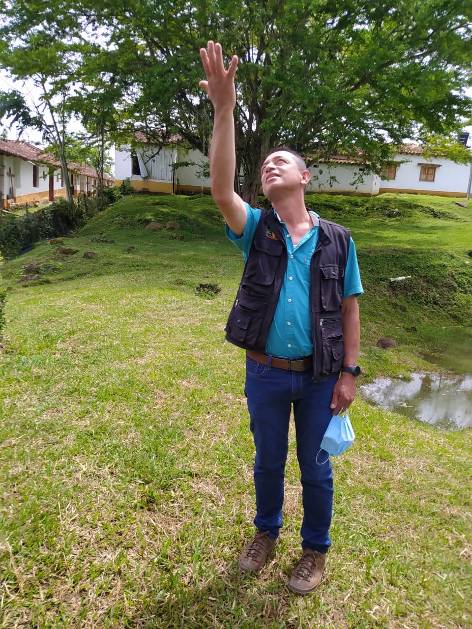Representante de la EPSEA BIONET explicando a estudiantes la manera correcta de hacer evaluación de suelos en campo