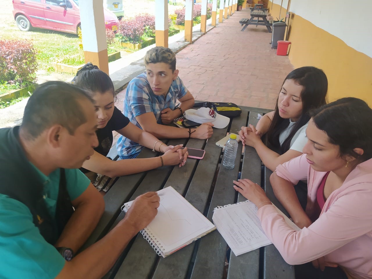 Representante de EPSEA BIONET explicando las estrategias para la construcción de estanques a estudiantes de Extensión y Desarrollo Rural III