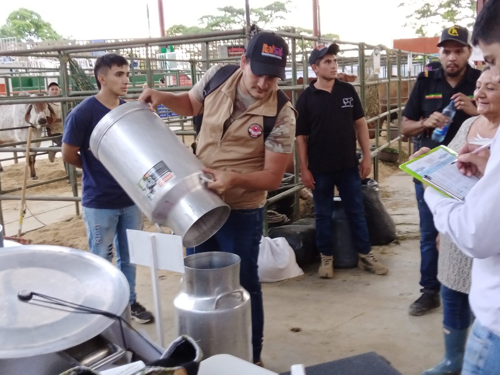 Estudiante del programa de Zootecnia apoyando el concurso lechero determinando la producción de una vaca concursante.